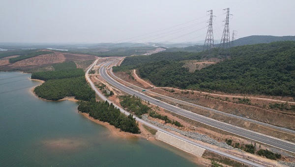 Thông xe toàn tuyến cao tốc Vũng Áng - Bùng, rút ngắn hành trình Bắc Trung Bộ