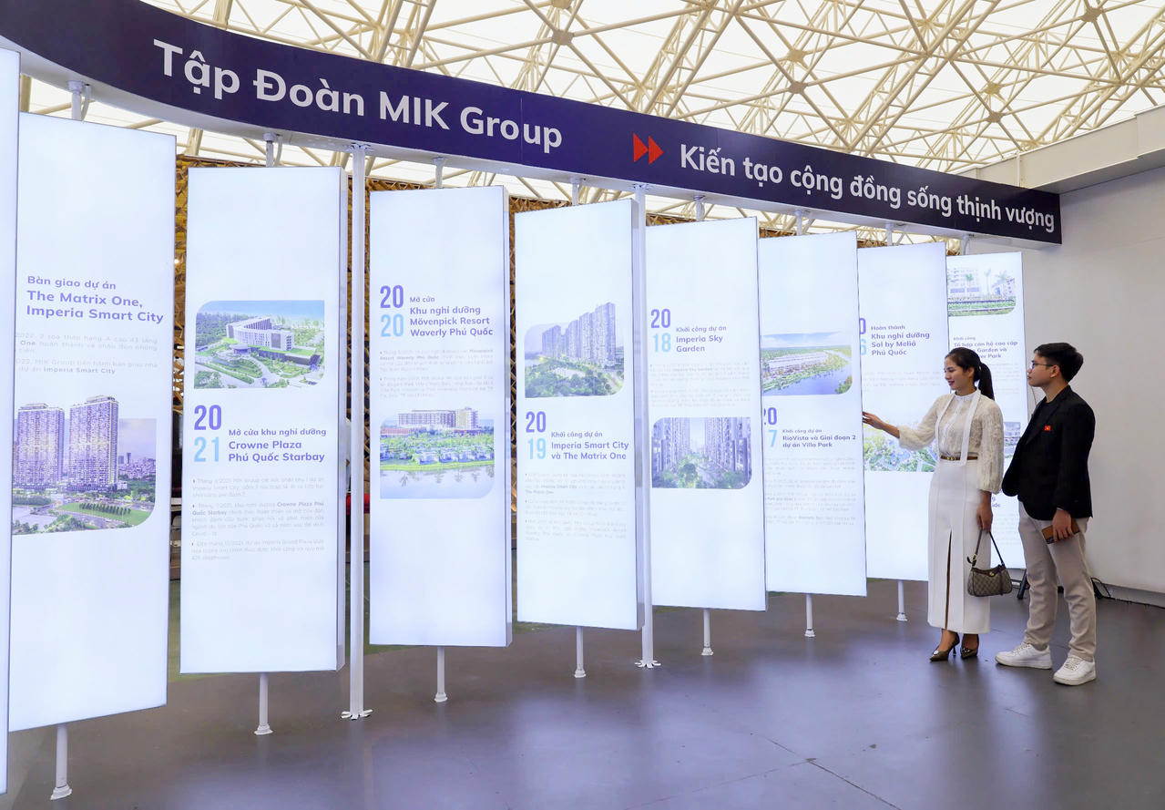 Bức tường lịch sử phát sáng tái hiện hành trình hơn một thập kỷ phát triển của MIK Group, trở thành điểm nhấn thu hút đông đảo khách hàng.















Bức tường lịch sử phát sáng tái hiện hành trình
hơn một thập kỷ phát triển của MIK Group, trở thành điểm nhấn thu hút đông đảo khách
hàng



