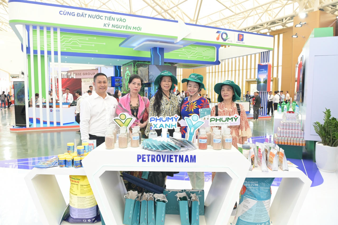 Khách tham quan không gian trưng bày của Phú Mỹ - PVFCCo.