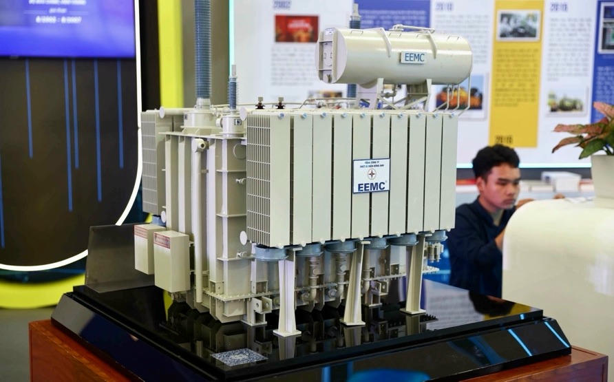Máy biến áp "Made in Vietnam": Triển lãm trưng bày mô hình tổ máy biến áp điện lực 500 KV, công suất 3x300 MVA. Đây là sản phẩm đánh dấu việc Việt Nam làm chủ hoàn toàn công nghệ chế tạo máy biến áp công suất lớn, thay thế sản phẩm nhập khẩu. (Ảnh: Bộ Khoa học Công nghệ)