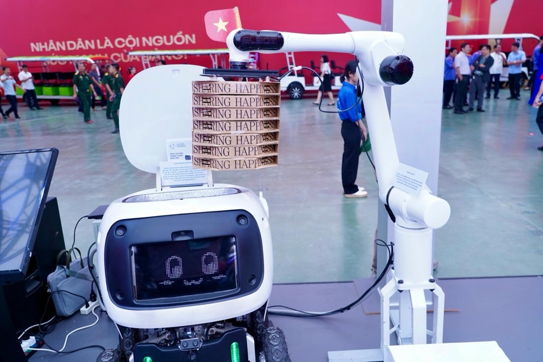 Robot giao hàng Alpha Asimov: Triển lãm giới thiệu Alpha Asimov – robot giao hàng tự hành ngoài trời đầu tiên tại Việt Nam. Sản phẩm được thiết kế và chế tạo phần cứng, phần mềm hoàn toàn bởi các kỹ sư trong nước, đạt tỷ lệ nội địa hóa 97%. Ngoài ra, Elbot Mark IV - robot công nghiệp 6 bậc tự do đầu tiên của Việt Nam cũng được trưng bày, với công nghệ lõi hoàn toàn do trong nước làm chủ. (Ảnh: Bộ Khoa học Công nghệ)