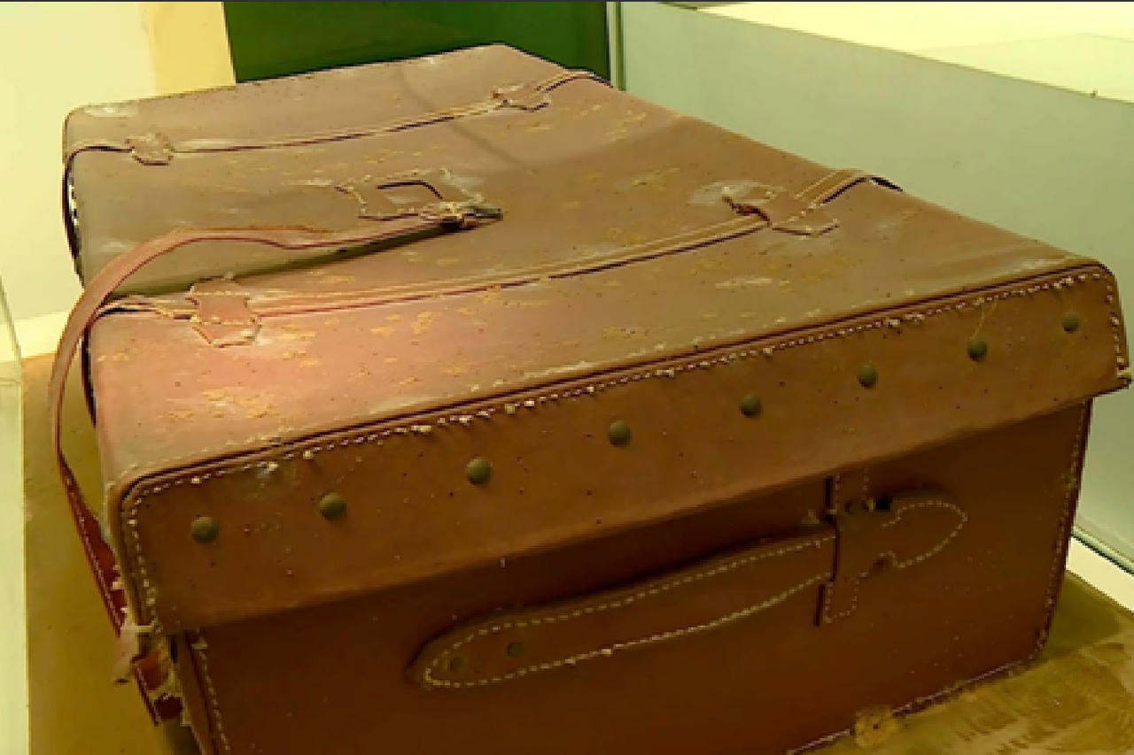 Chiếc hòm được dùng để đựng tiền trong giai đoạn chi viện cho miền Nam. 
