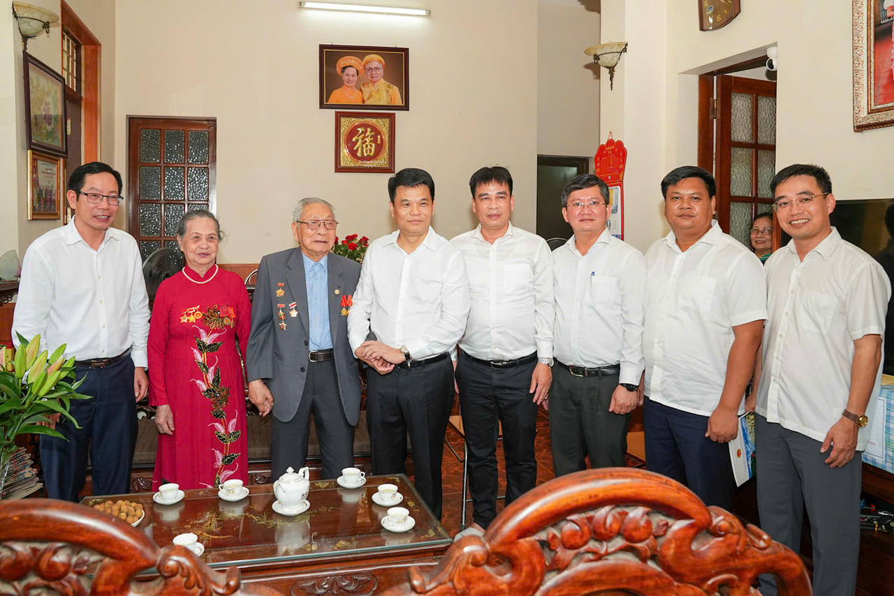 Chủ tịch UBND TP Lê Ngọc Châu thăm và tặng quà ông Nguyễn Như Tiến.