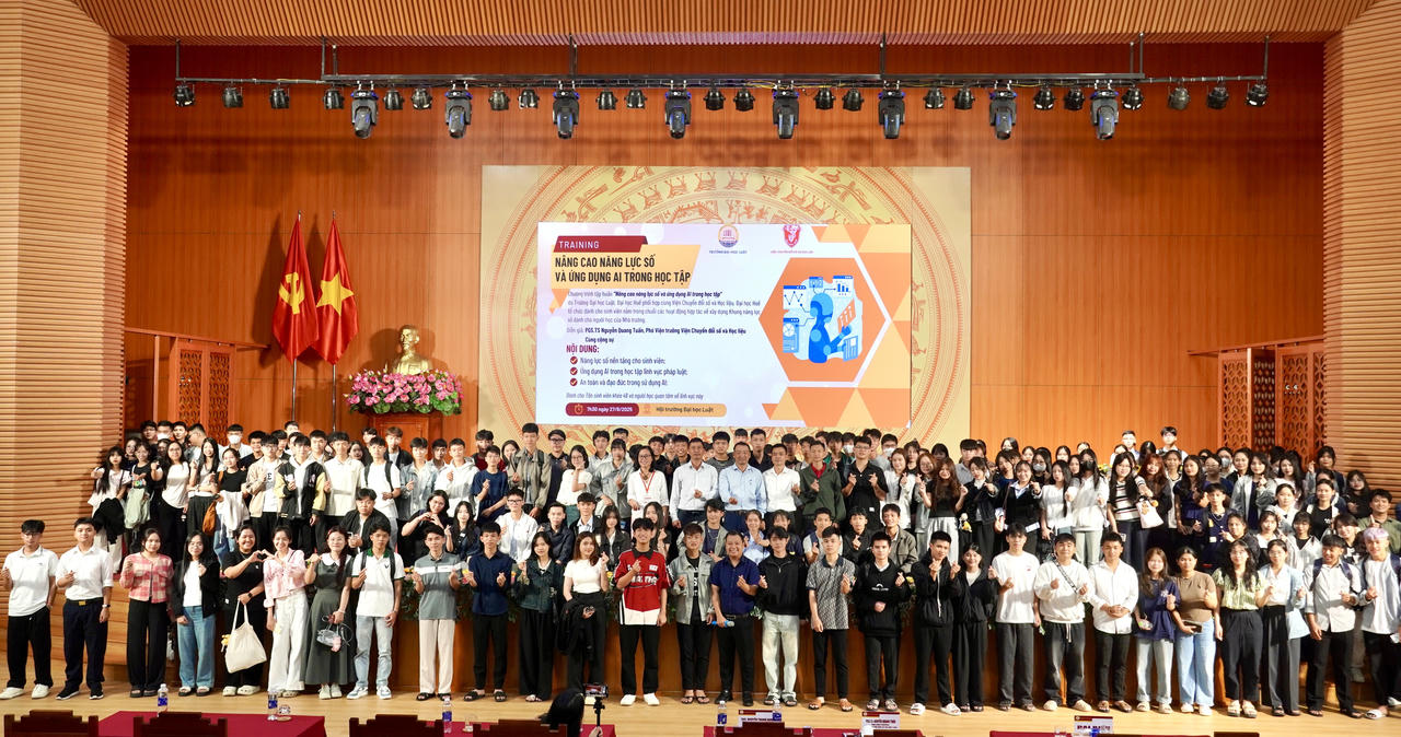 Buổi tập huấn dành cho các tân sinh viên K49, Trường ĐH Luật, ĐH Huế.