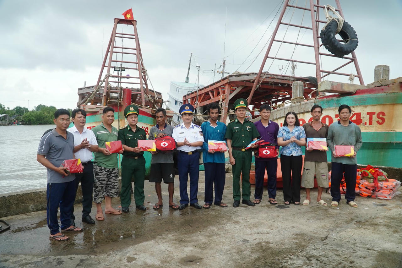 Đoàn công tác Hải đoàn 42 tiến hành tuyên truyền pháp luật và tặng quà cho các tàu cá tại cảng cá Rạch Gốc.