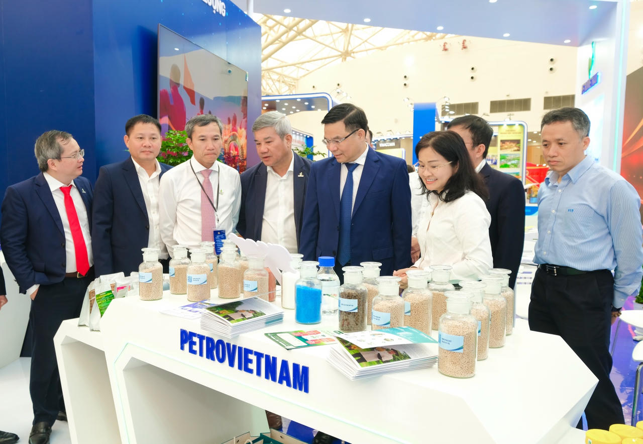 Lãnh đạo Petrovietnam và lãnh đạo một số đơn vị thành viên tham quan triển lãm.