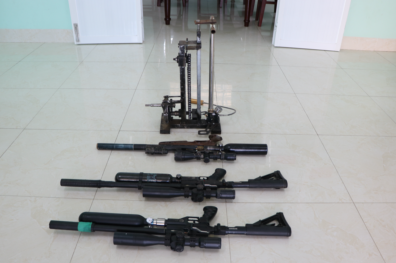 Một số khẩu súng hơi lực lượng Công an xã Bình Giang vận động người dân giao nộp.