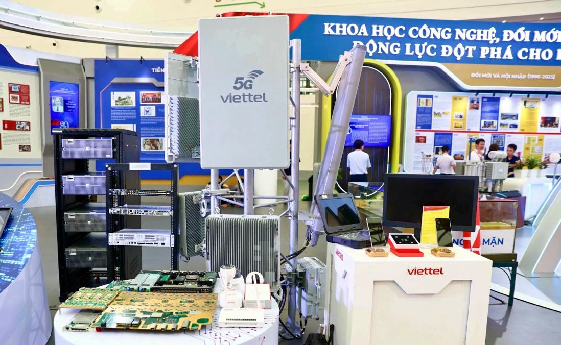 Các thiết bị thuộc hệ sinh thái trạm gốc 5G do Viettel nghiên cứu, phát triển. Nhà mạng cho biết có thể tự cung cấp thiết bị trên tất cả lớp mạng viễn thông, từ mạng lõi đến vô tuyến, tức giải pháp toàn trình, nên sản phẩm có khả năng tùy biến cao. (Ảnh: Bộ Khoa học Công nghệ)