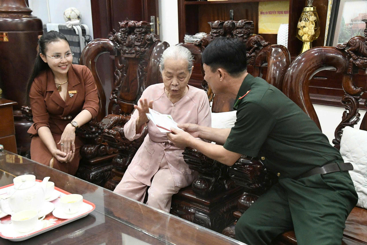 Đoàn công tác thăm và tặng quà mẹ Khương.