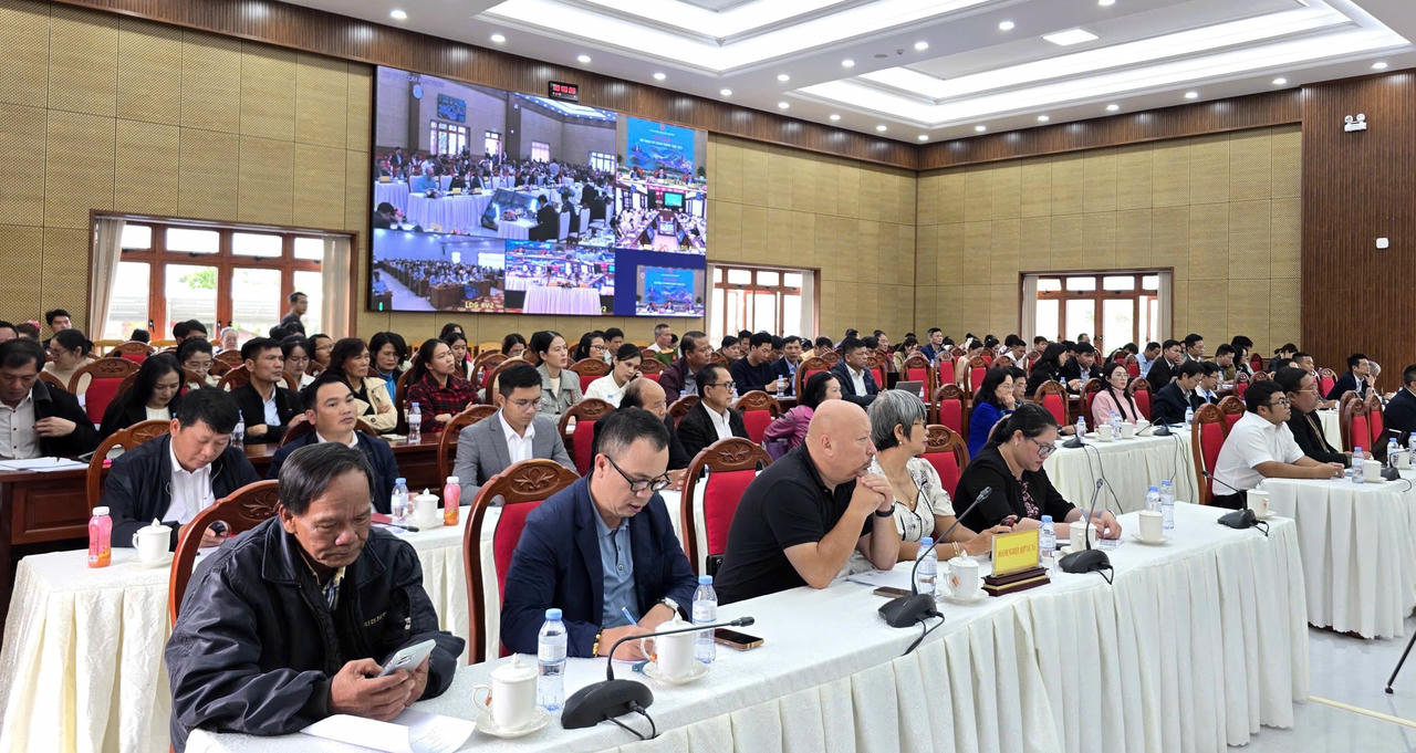 Đông đảo doanh nghiệp, nhà đầu tư tham gia buổi đối thoại.