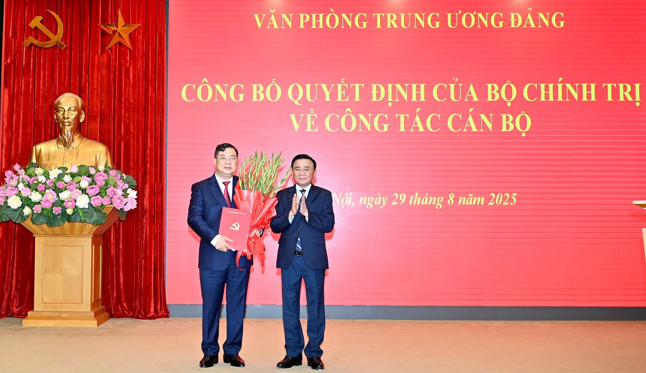 Thay mặt Bộ Chính trị, đồng chí Trần Cẩm Tú, Thường trực Ban Bí thư trao Quyết định phân công, bổ nhiệm đồng chí Phạm Gia Túc, Ủy viên Trung ương Đảng, Phó Chánh Văn phòng Trung ương Đảng giữ chức Chánh Văn phòng Trung ương Đảng. (Ảnh: Nhandan.vn)