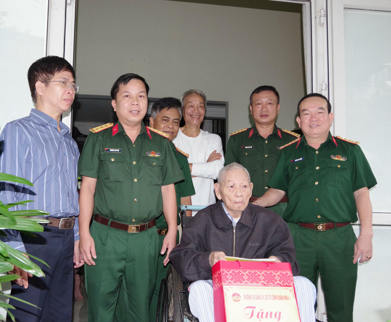 Đoàn công tác thăm,  tặng quà ông Hoàng Phương - Cán bộ lão thành cách mạng tại phường An Cựu, TP Huế.