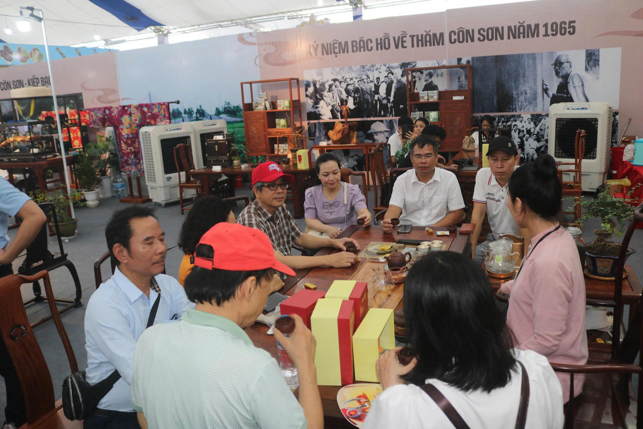 Các nhà báo đã trao đổi, chia sẻ thông tin với lãnh đạo Sở VHTT & DL và Lãnh đạo Hội Nhà báo TP Hải Phòng.