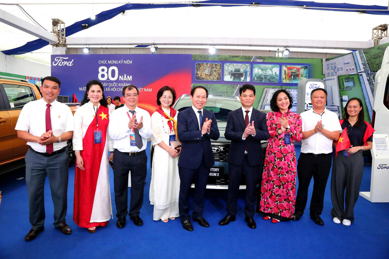 Lãnh đạo thành phố Hải Phòng tham quan các gian hàng tại Triển lãm.