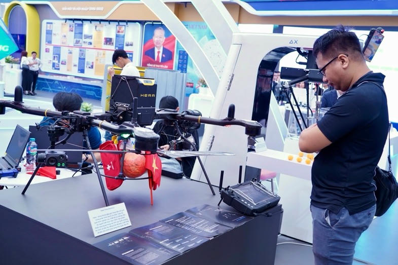 UAV đa năng Hera: Mẫu UAV đa năng với tên gọi Hera của công ty RtR gây chú ý với khả năng gấp gọn để vừa balo, nhưng có thể nâng vật nặng tới 15 kg. Theo nhà sản xuất, tải trọng của Hera lớn gấp 10 lần các UAV cùng kích thước. (Ảnh: Bộ Khoa học Công nghệ)