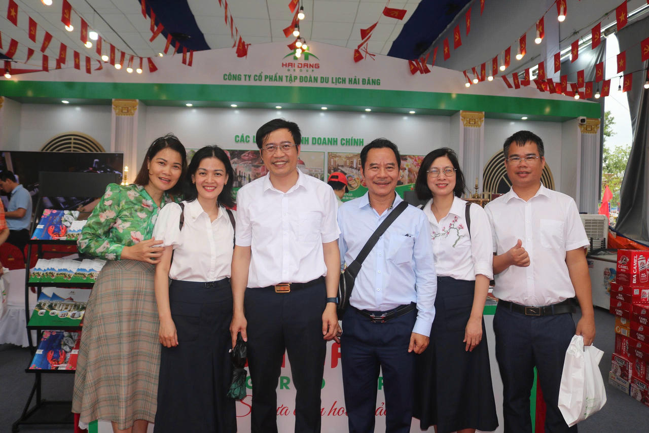 Ông Nguyễn Anh Tú -Chủ tịch Hội Nhà báo TP Hải Phòng chụp ảnh lưu niệm cùng các nhà báo tại Triển lãm A80.