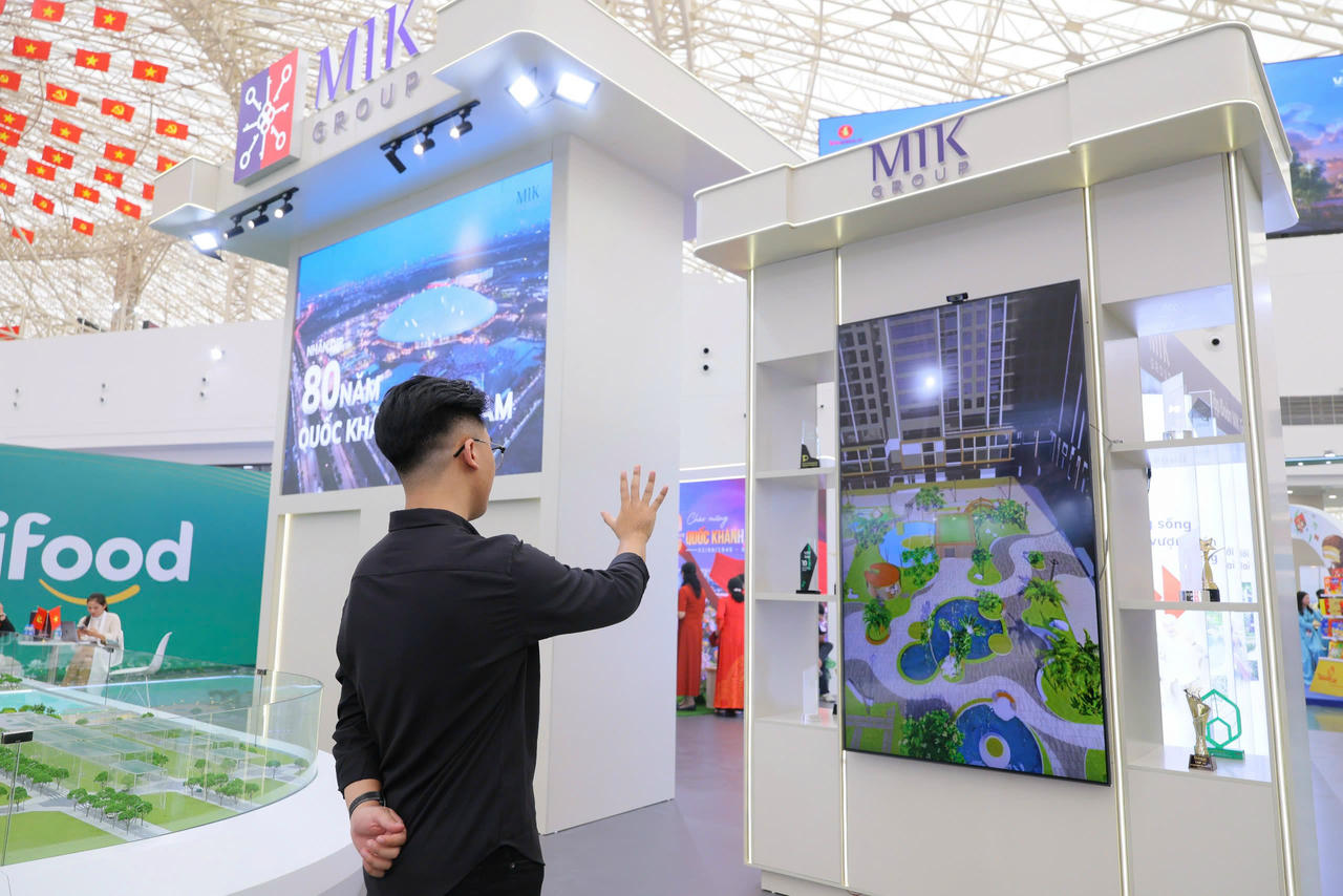 Khách tham quan hào hứng trải nghiệm công nghệ tương tác không chạm