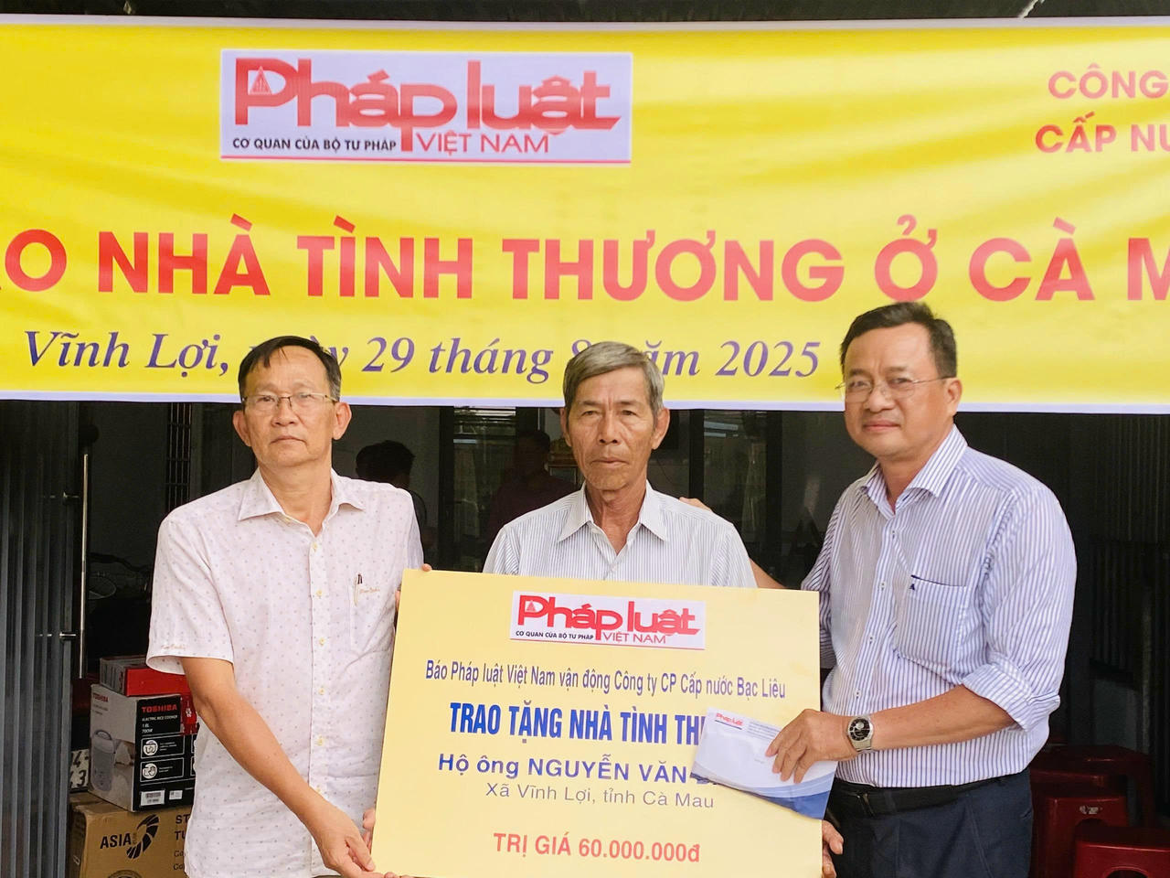 Nhà báo Trần Phong Trần - Trưởng VPĐD Báo Pháp luật Việt Nam khu vực ĐBSCL (phải) và ông Lê Thanh Bảo - Phó Tổng Giám đốc Công ty Cổ phần Cấp nước Bạc Liêu trao nhà tình thương cho hộ ông Nguyễn Văn Danh.