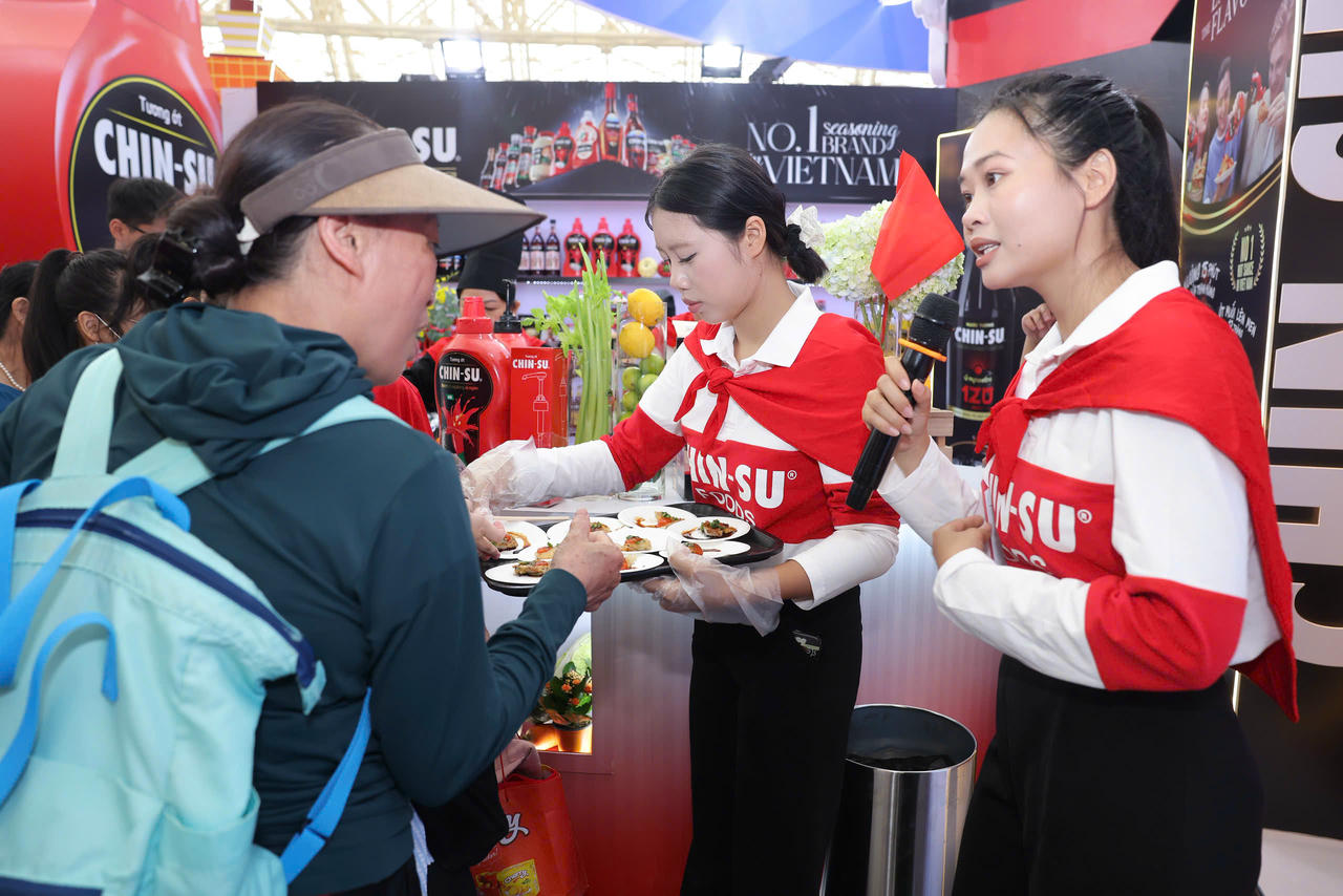 Du khách thưởng thức các sản phẩm của Masan tại triển lãm.