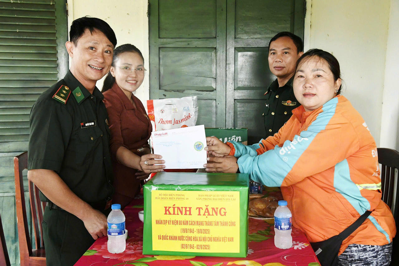 Đoàn công tác tặng quà gia đình có hoàn cảnh khó khăn.