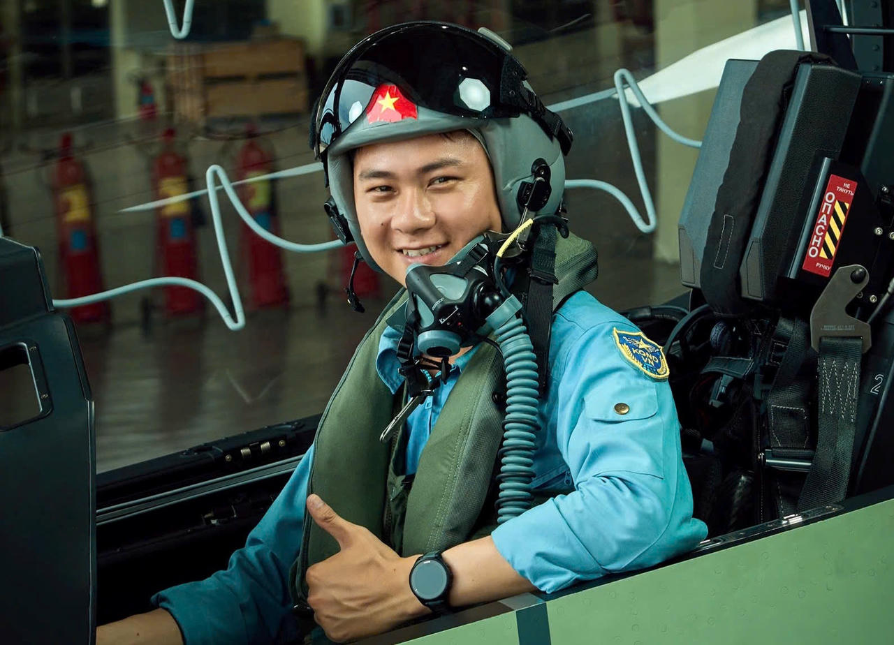 Chàng phi công không cấp trong đội hình bay chào mừng A80