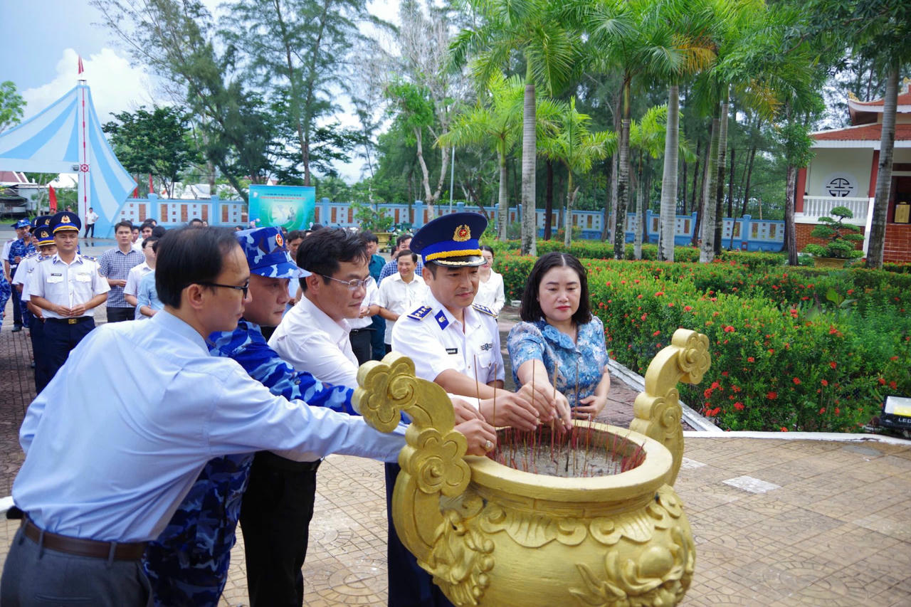 Đoàn công tác Hải đoàn 42 cùng lãnh đạo xã Phan Ngọc Hiển và các đơn vị đóng quân trên địa bàn dâng hương tại Đài tưởng niệm chiến thắng Vàm Lũng.