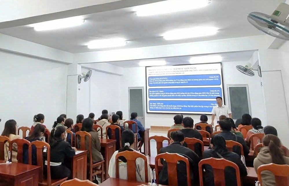 Người lao động tìm cơ hội việc làm tại Trung tâm DVVL tỉnh Lâm Đồng.