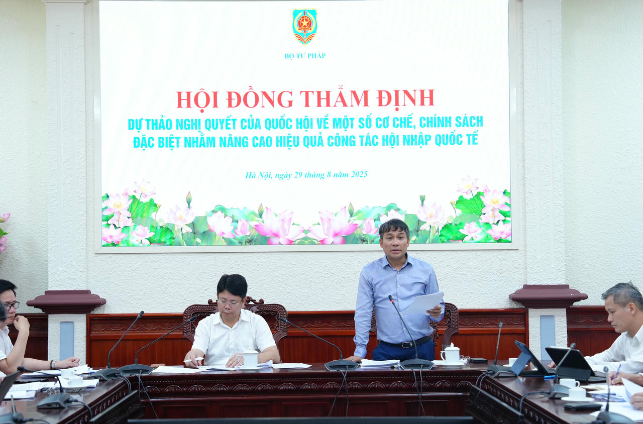 Thứ trưởng Thường trực Bộ Ngoại giao Nguyễn Minh Vũ phát biểu tại cuộc họp.