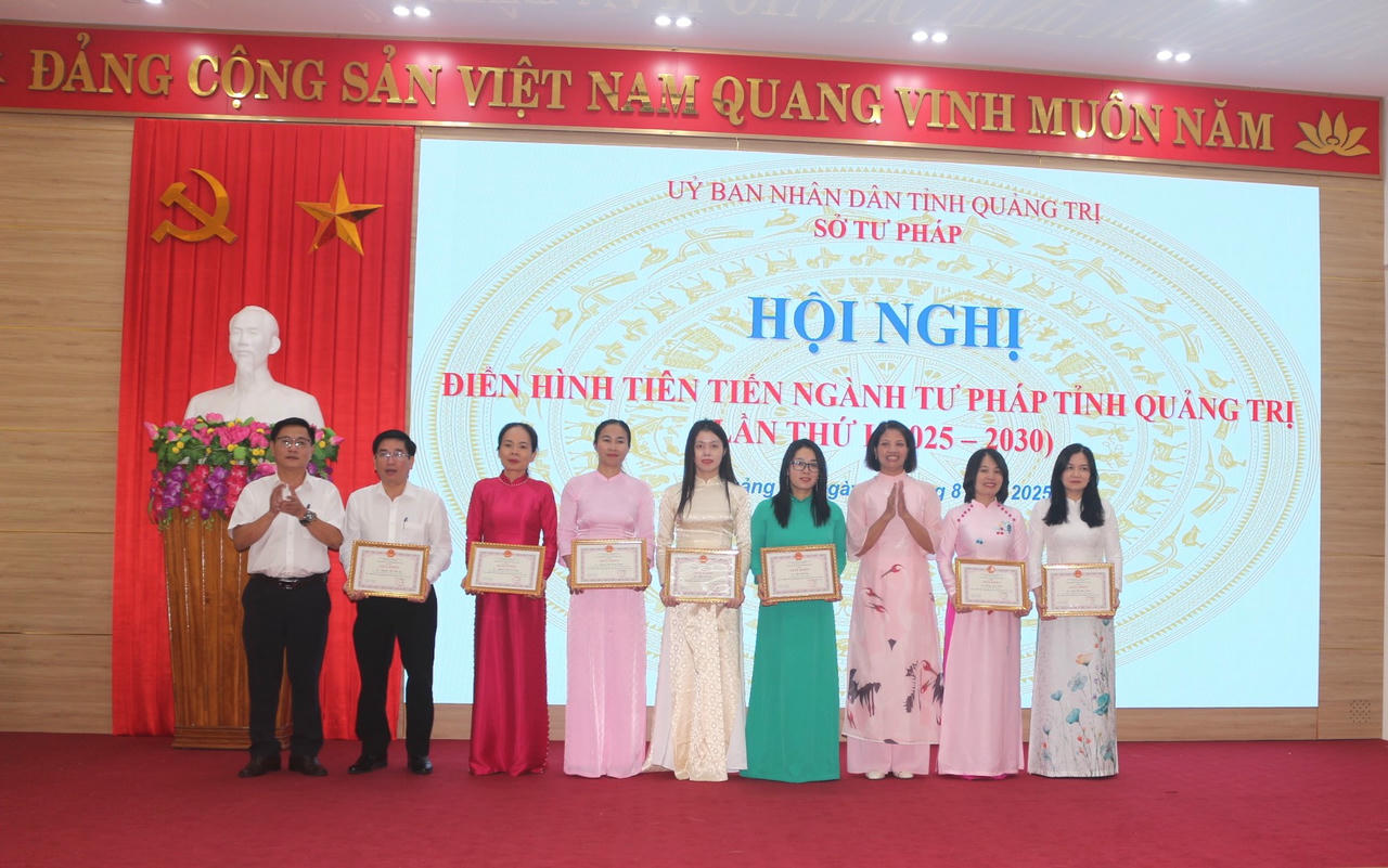 Trao tặng Giấy khen của Giám đốc Sở Tư pháp cho các tập thể, cá nhân vì có thành tích tiêu biểu trong phong trào thi đua giai đoạn 2020-2025.