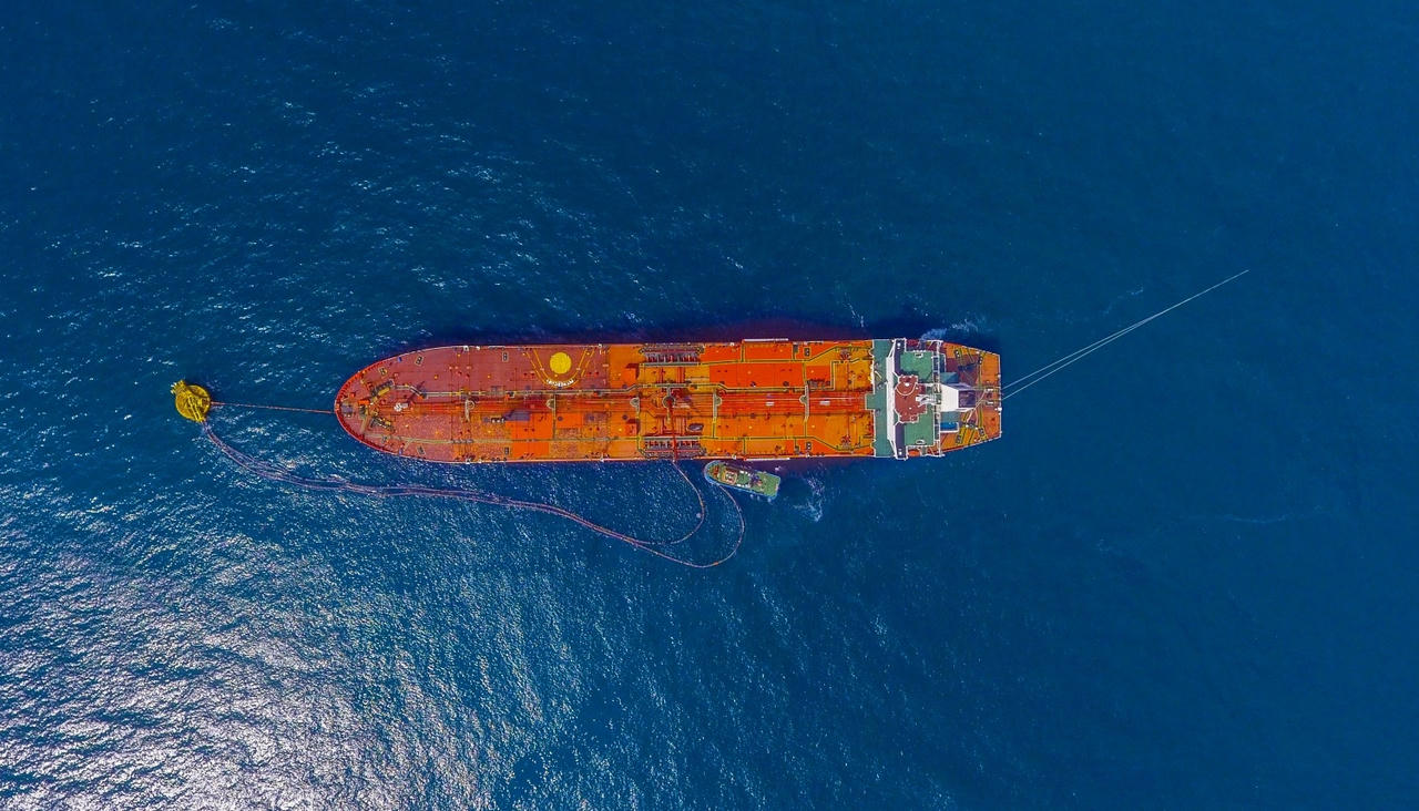 Theo Quyết định của Thủ tướng Chính phủ, khu vực biển sử dụng làm cảng nhập dầu thô cho Nhà máy lọc dầu Dung Quất có diện tích 329,1 ha, độ sâu được phép sử dụng đến 40 mét.