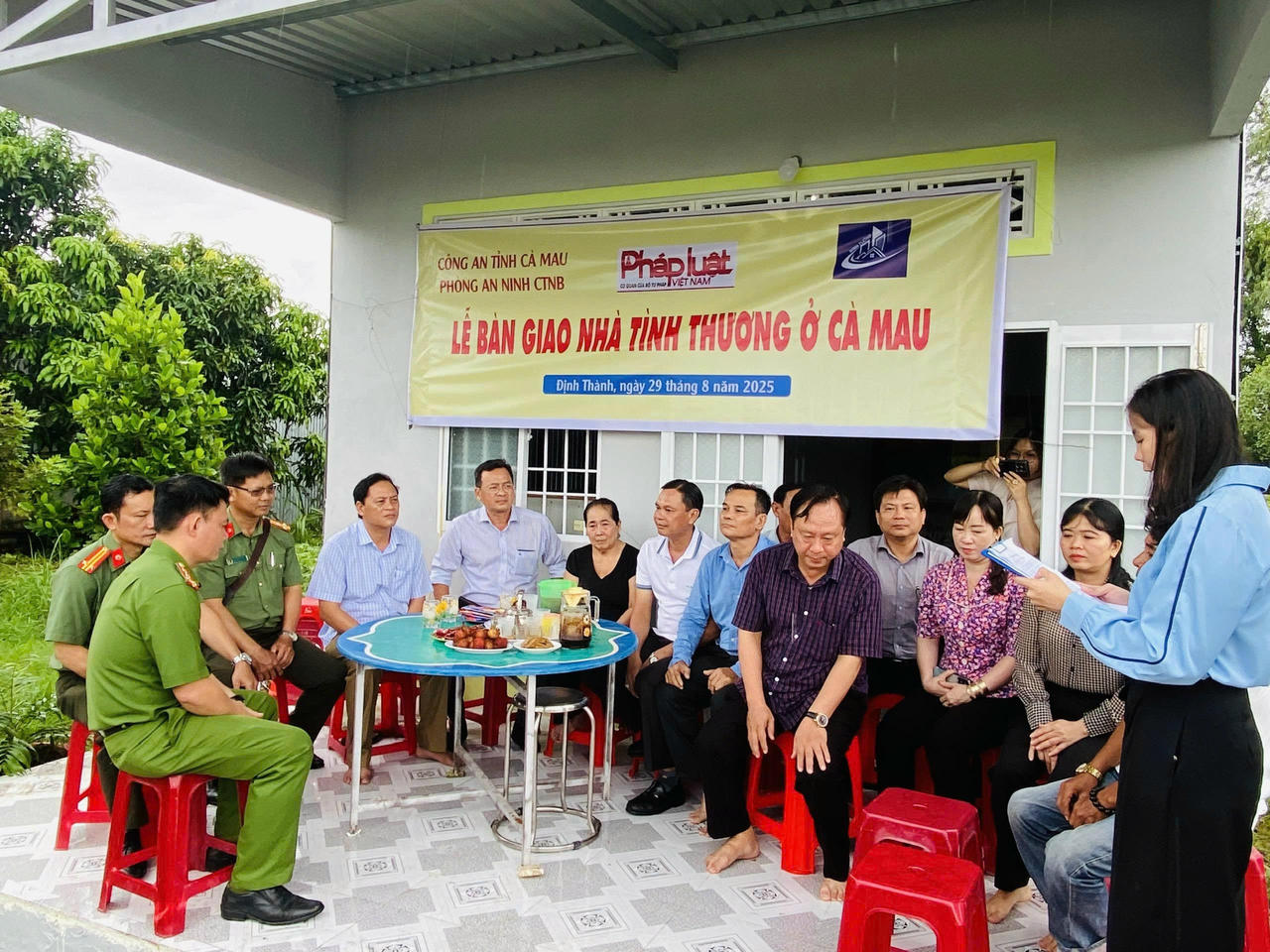 Quang cảnh buổi lễ trao nhà.