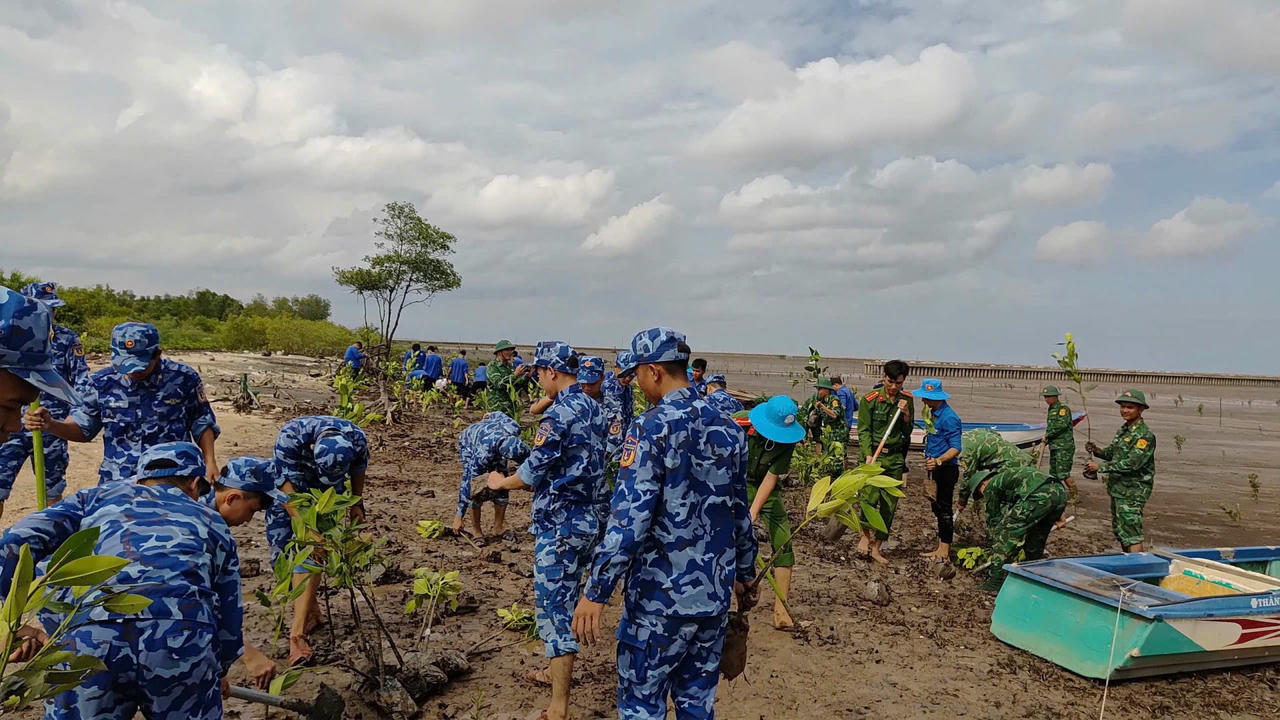 Đoàn viên thanh niên Hải đoàn 42 cùng Đoàn xã Phan Ngọc Hiển tiến hành trồng cây ngăn xói lở, chống xâm nhập mặn bờ biển. 