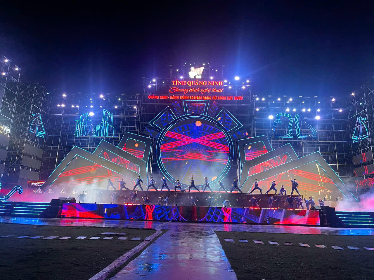 Ngay từ những giây phút mở màn, không gian quảng trường Sun Carnival bên bờ di sản vịnh Hạ Long đã vang lên những ca khúc cách mạng hào hùng, nhắc nhớ và tôn vinh những đóng góp to lớn của các thế hệ đi trước trong sự nghiệp đấu tranh giành độc lập dân tộc và xây dựng đất nước