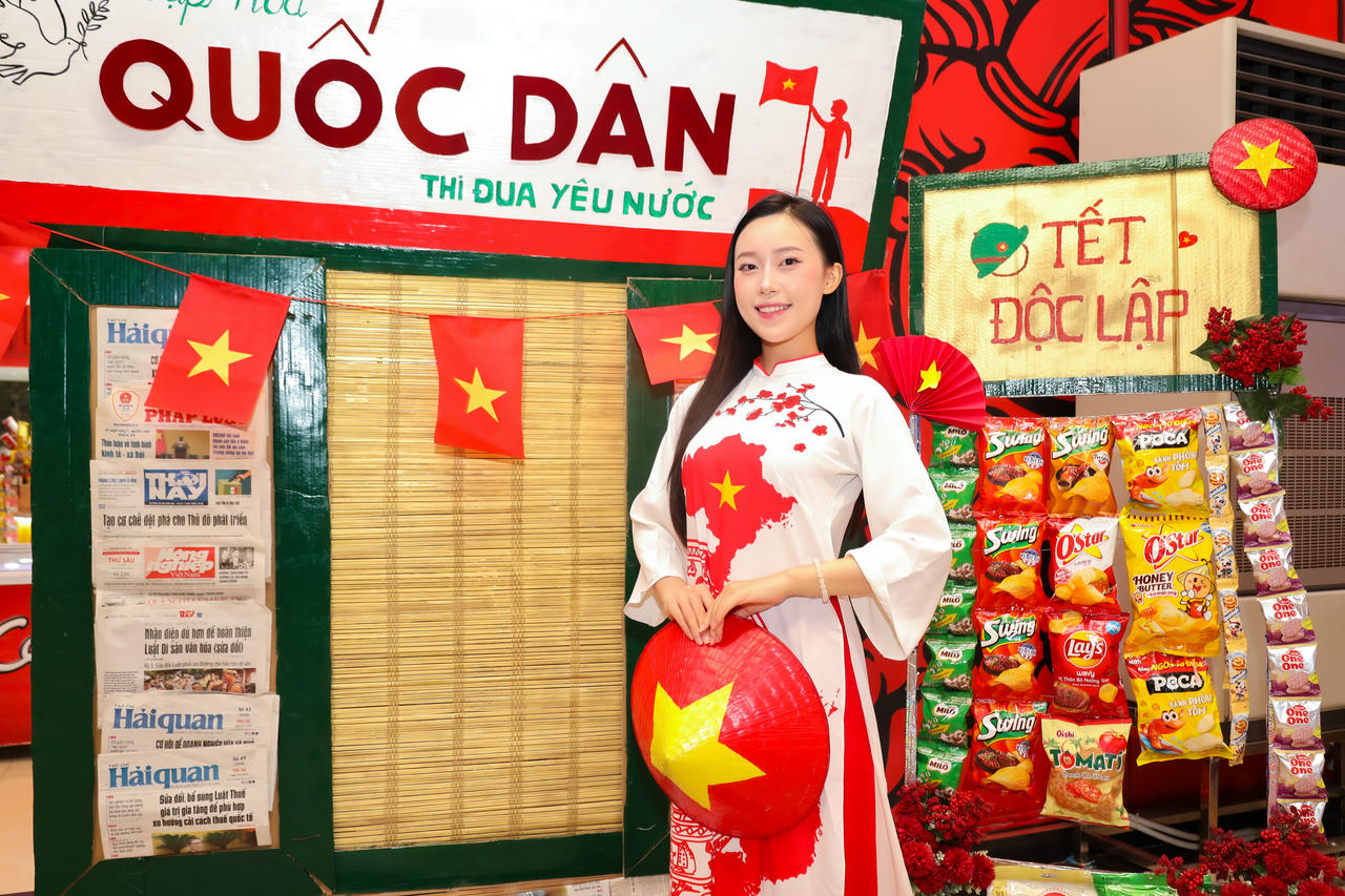 Du khách thích thú check-in đại kỳ tại Hạ Long ngay trước thềm lễ 2/9