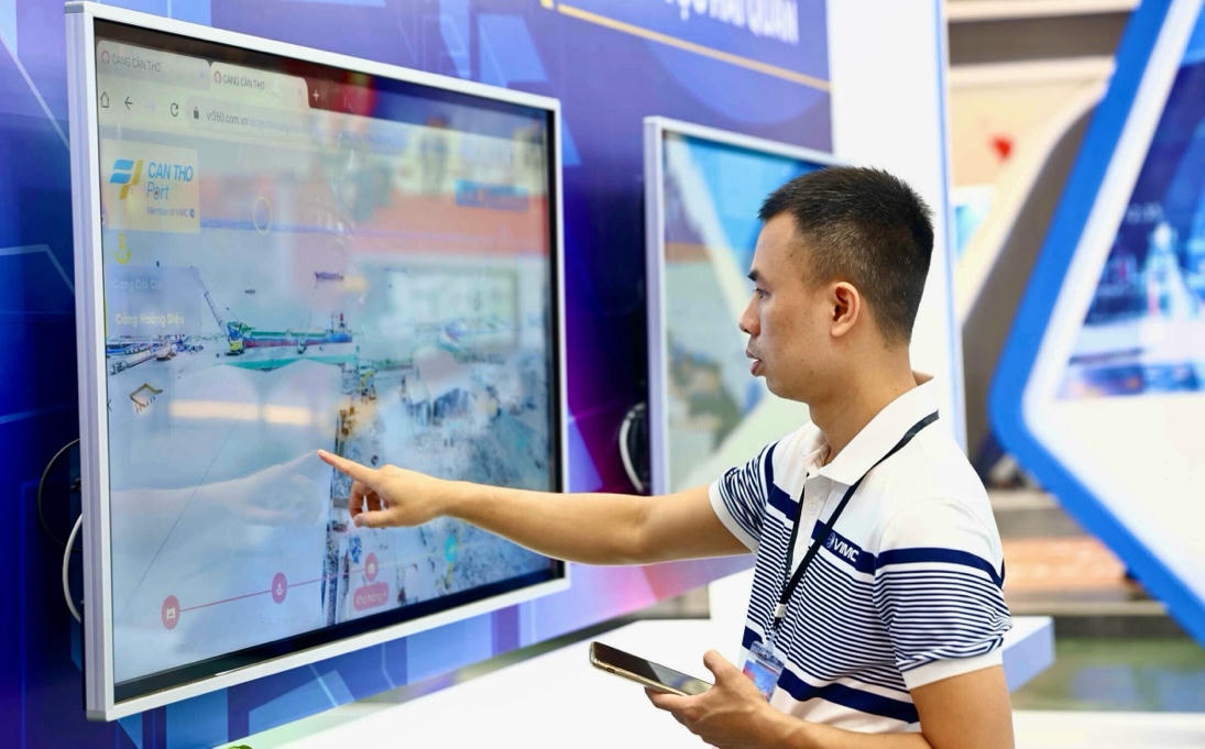Người xem tương tác, trải nghiệm với mô hình cảng Cần Thơ tái hiện trên không gian ảo. (Ảnh: Bộ Khoa học Công nghệ)