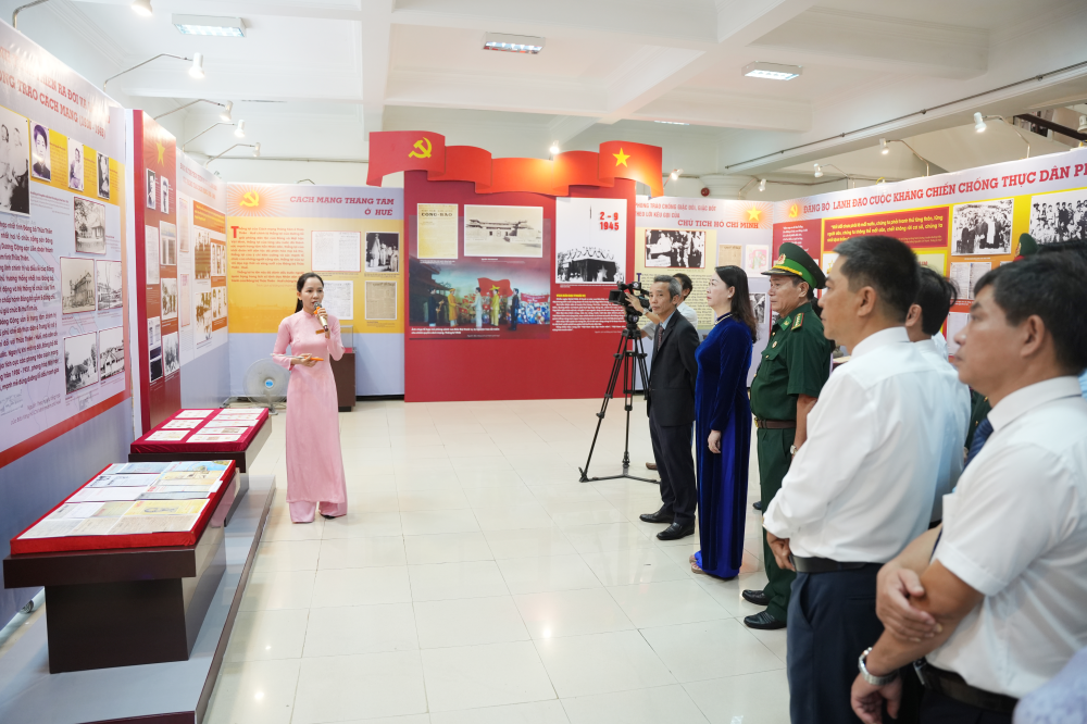 Các đại biểu tham quan triển lãm.