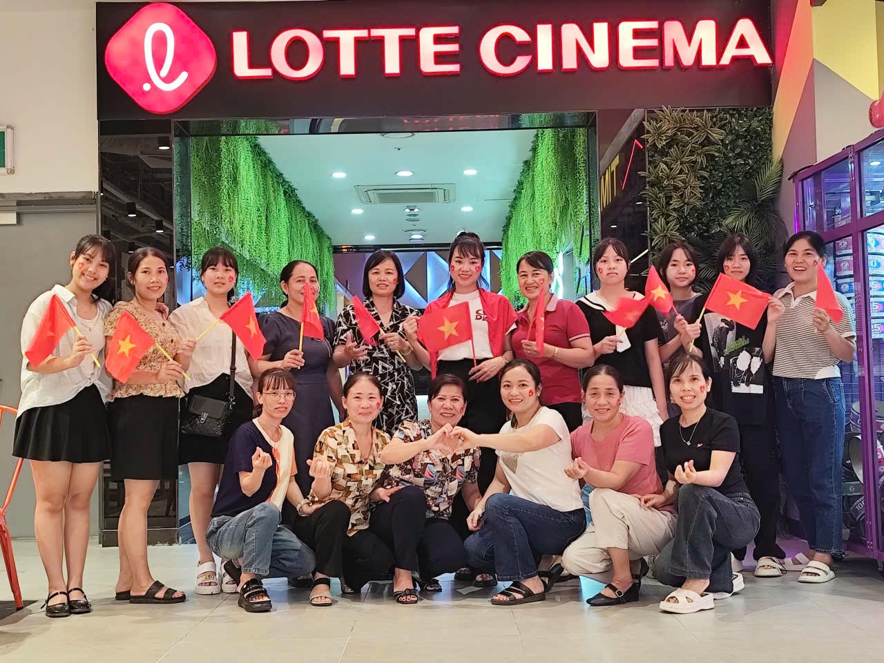 Một nhóm các cô giáo của Trường Tiểu học Cấn Hữu tranh thủ đi xem phim Mưa Đỏ từ chiều sau đó di chuyển ra phố Nguyễn Thái Học thức trắng đêm chờ xem tổng duyệt