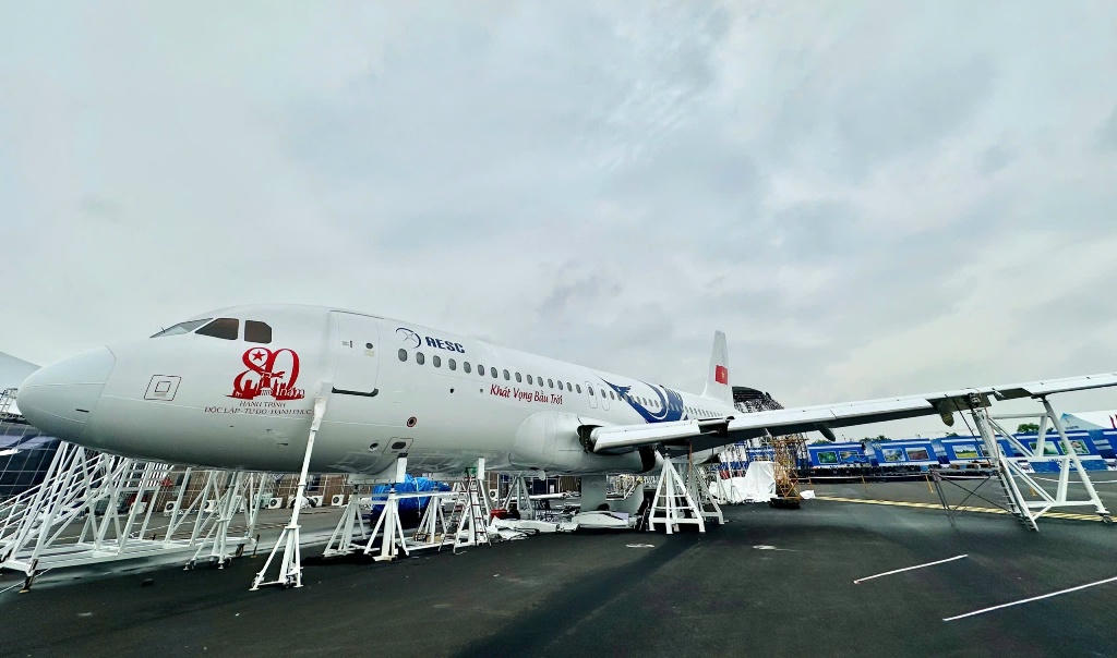 Máy bay A320 là dòng máy bay khá phổ biến ở Việt Nam, được đưa vào khai thác từ năm 1996 và hết thời hạn khai thác sau 14 năm, hiện được Trung tâm Đào tạo của công ty Cổ phần dịch vụ kỹ thuật hàng không (AESC) dụng làm giáo cụ trực quan cho học viên