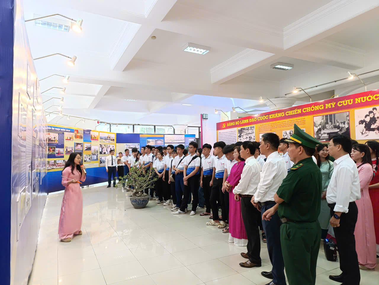 Trường THPT Thuận Hóa (TP Huế): Tổ chức cho học sinh đi xem miễn phí phim “Mưa đỏ”