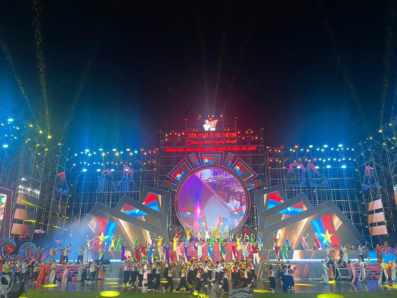 Chương trình có sự tham gia của hơn 400 nghệ sĩ, diễn viên nổi tiếng của trung ương và của tỉnh Quảng Ninh