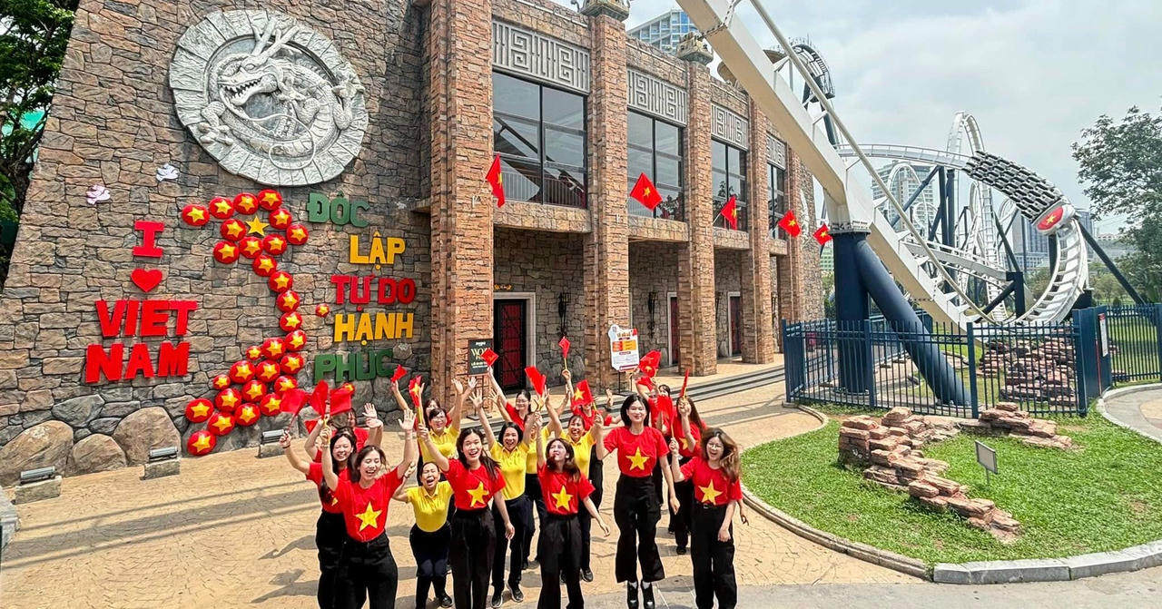 Du khách thích thú check-in đại kỳ tại Hạ Long ngay trước thềm lễ 2/9