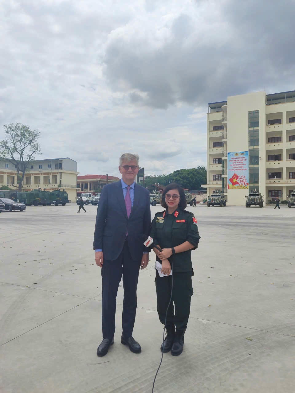 Thiếu tá Kiên phỏng vấn Phó Tổng Thư ký Phụ trách Hòa bình LHQ tại trụ sở của đơn vị.