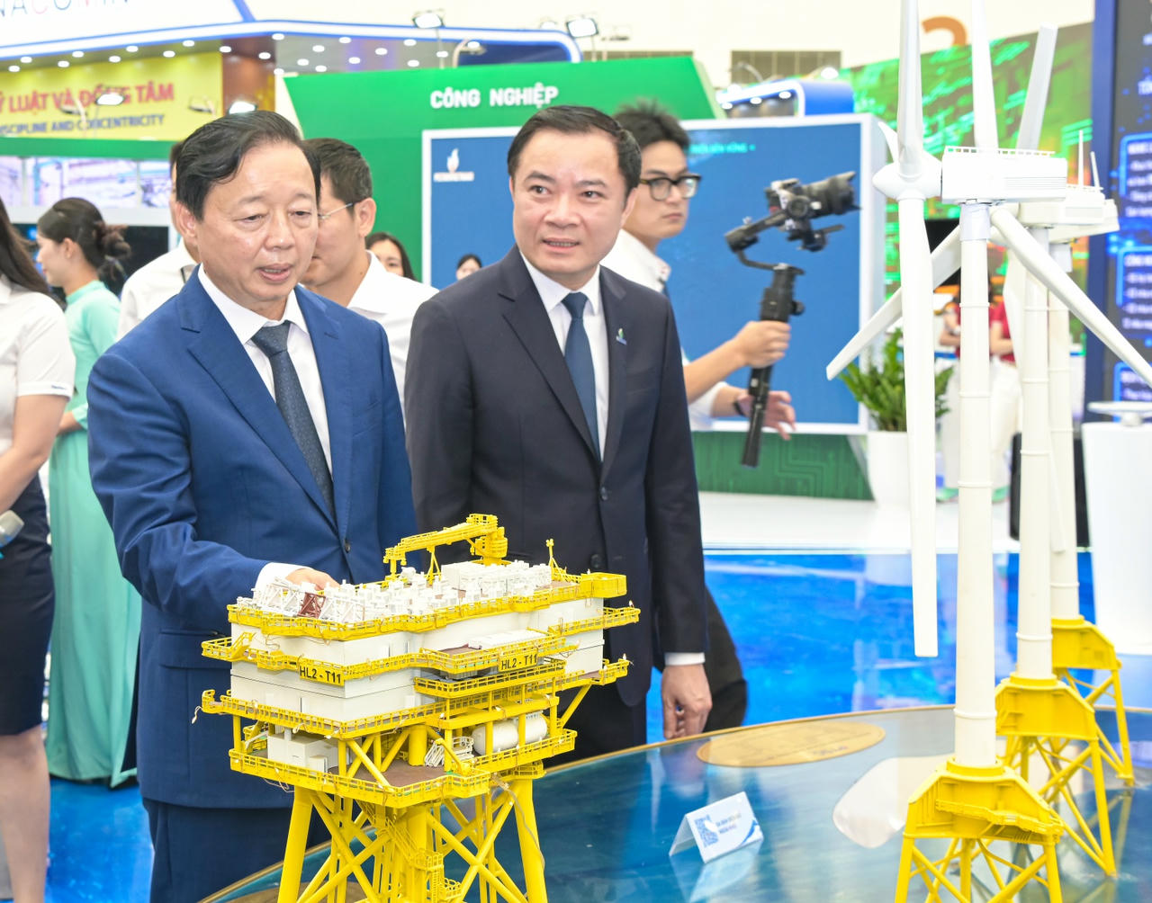 Tổng Giám đốc Petrovietnam Lê Ngọc Sơn giới thiệu với Phó Thủ tướng Trần Hồng Hà về mô hình điện gió ngoài khơi.