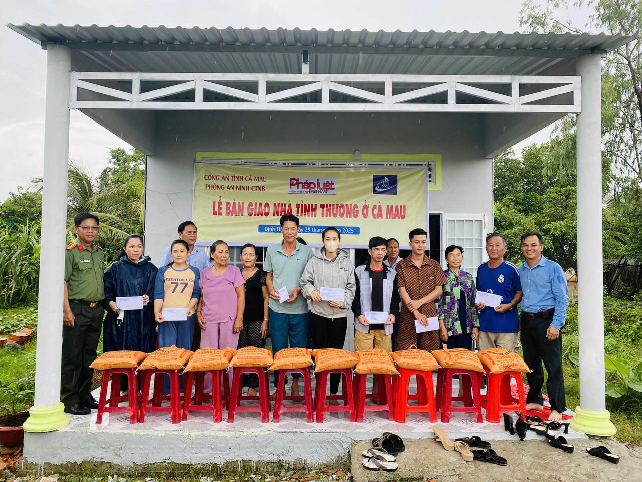 Ban Tổ chức trao tặng quà cho các hộ dân có hoàn cảnh khó khăn.