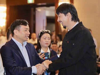  Thiếu tướng Lê Xuân Minh, Cục trưởng Cục An ninh mạng và Phòng, chống tội phạm sử dụng công nghệ cao - Bộ Công an (bên trái) gặp gỡ các nghệ sĩ, KOL. 