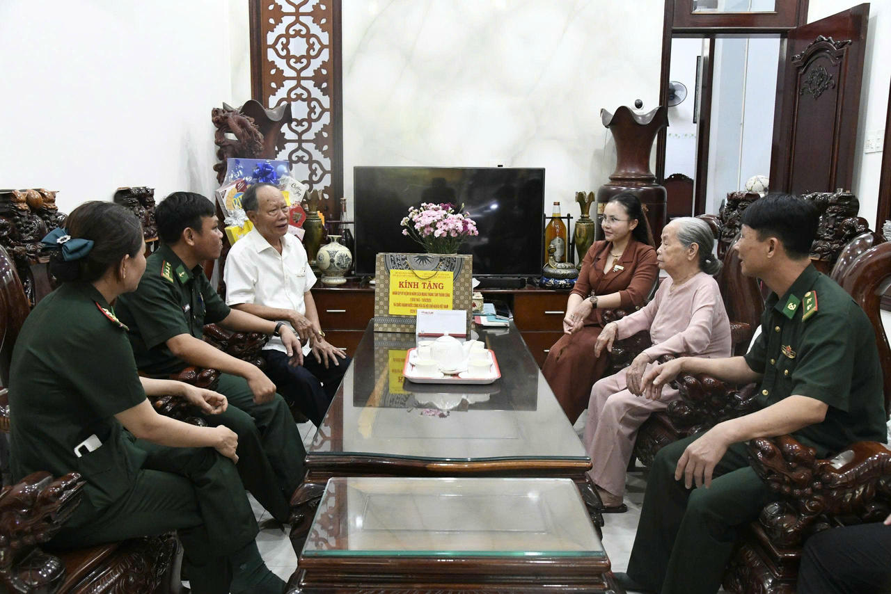 Đoàn công tác thăm hỏi, tặng quà các Mẹ Việt Nam Anh hùng tại phường Quy Nhơn.