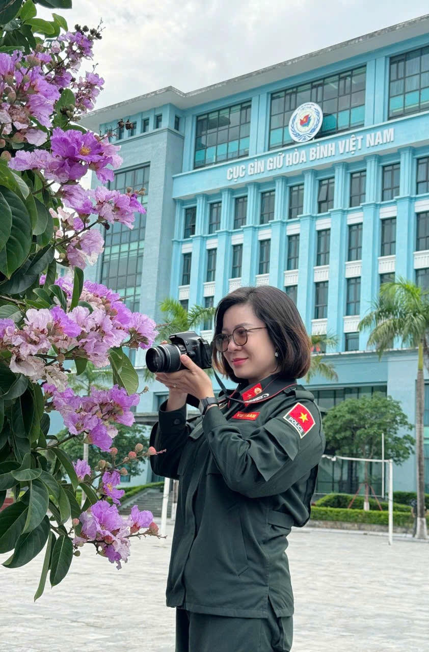 Chị Kiên được gia đình ủng hộ khi quyết định tham gia tập huấn và đưa tin về lực lượng Cảnh sát GGHB LHQ số 1 Bộ Công an.