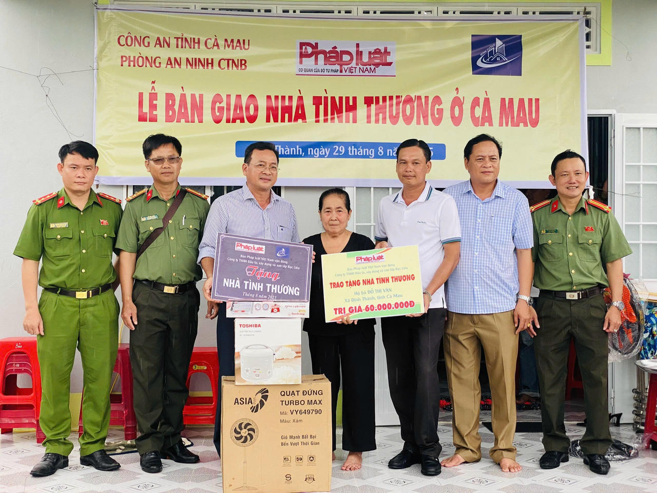 Trao nhà cho hộ bà Đỗ Thị Vân (xã Định Thành, tỉnh Cà Mau).