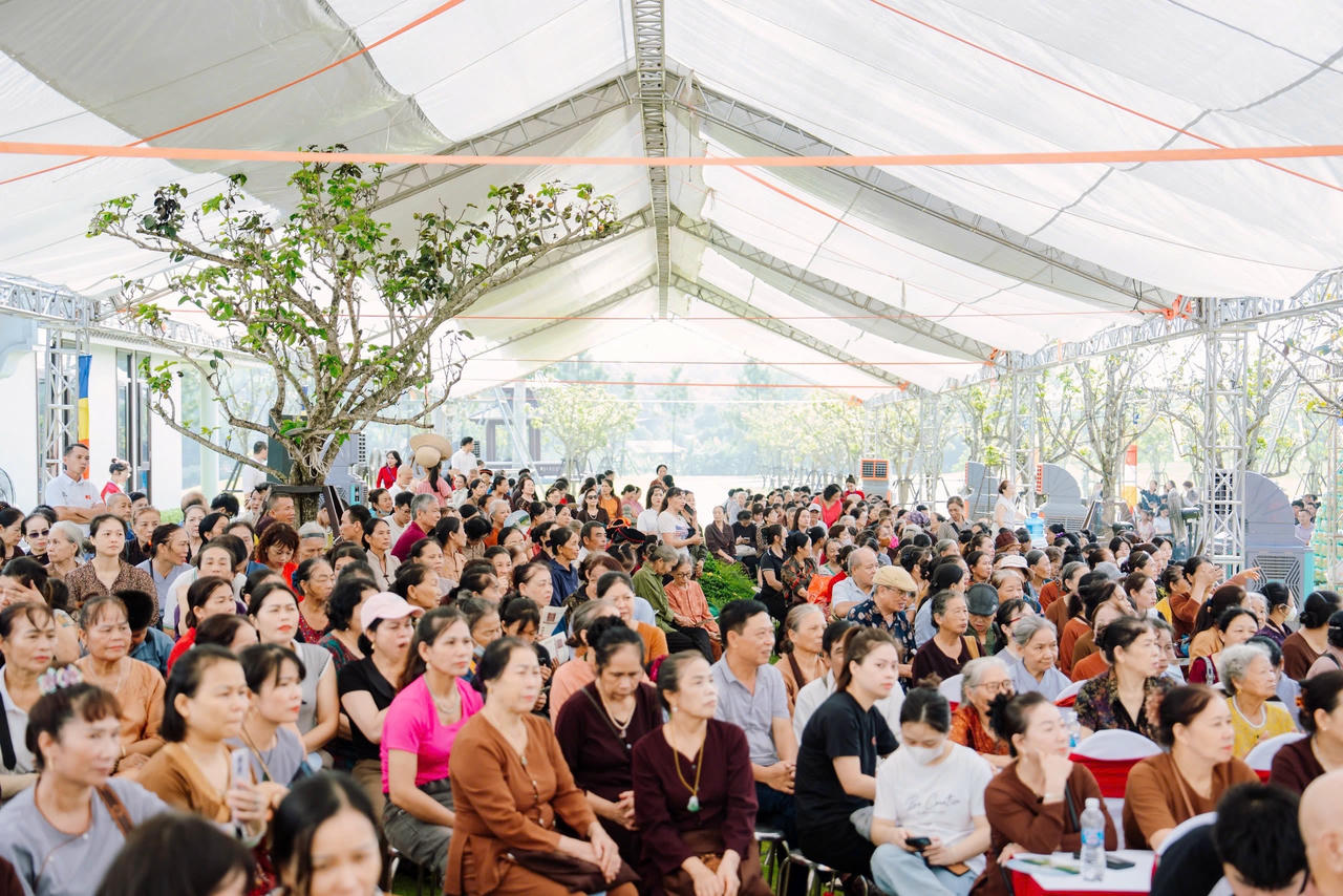 Khách mời dự lễ cầu siêu trực tiếp thăm quan các tiện ích, tìm hiểu về dự án Công viên nghĩa trang Thiên Đường. Ảnh: An Phát Vinh.