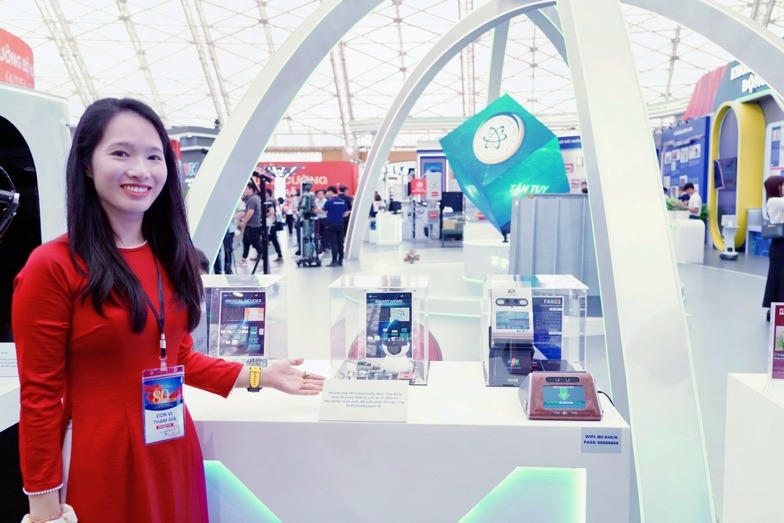 Hệ sinh thái FPT Chip Inside: Hệ sinh thái chip này đã được ứng dụng rộng rãi trong y tế, xe cộ, điện tử tiêu dùng và an ninh, với 70 triệu chip đã được xuất khẩu ra thị trường quốc tế. (Ảnh: Bộ Khoa học Công nghệ)